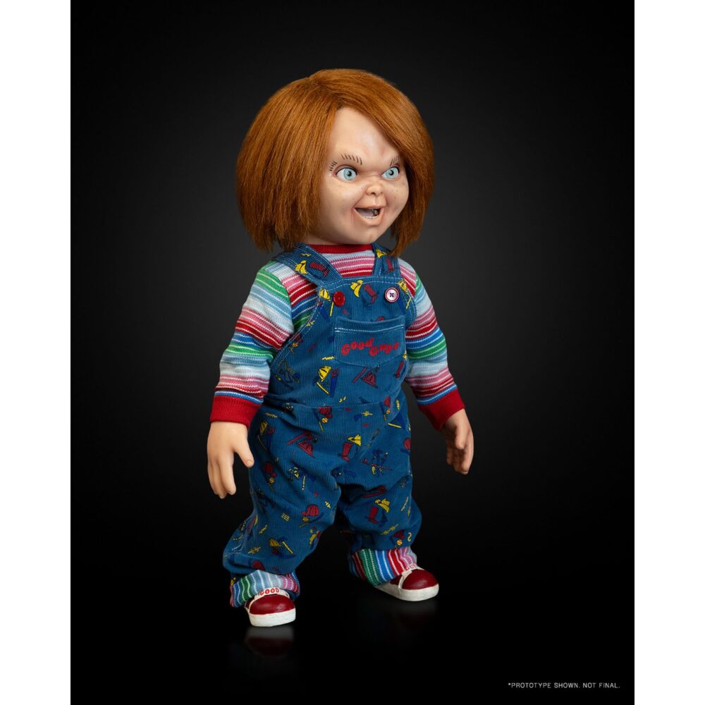 Chucky tv series réplica doll 1/1. Neca presenta la réplica oficial a escala 1:1 de tiffany, tal como aparece en la serie de tv "chucky". Desarrollada junto al estudio alterian inc. Y al creador del personaje, tony gardner, esta muñeca de tamaño real reproduce con precisión todos los detalles vistos en pantalla. Cuenta con estructura interna que permite reproducir diversas poses, ojos giratorios, cabello realista, chaqueta y vestido de novia confeccionados a medida. Mide aproximadamente 60 cm de alto y se presenta en una caja con ventana réplica de good gals.