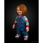 CHUCKY TV SERIES RÉPLICA DOLL 1/1. Neca lanza la réplica oficial a escala 1:1 del muñeco Chucky, basada en su aparición en la serie de TV "Chucky". Esta figura articulada ha sido creada en colaboración con Alterian Inc. y con el creador del personaje, Tony Gardner, replicando exactamente los moldes y accesorios usados en pantalla. Cuenta con ojos móviles, armadura interna que permite una gran variedad de poses, ropa a medida y cabello realista. Mide aproximadamente 60 cm de alto y se presenta en una caja con ventana réplica de Good Guys.