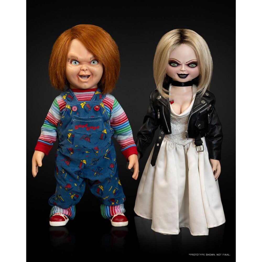 Chucky tv series réplica doll 1/1. Neca lanza la réplica oficial a escala 1:1 del muñeco chucky, basada en su aparición en la serie de tv "chucky". Esta figura articulada ha sido creada en colaboración con alterian inc. Y con el creador del personaje, tony gardner, replicando exactamente los moldes y accesorios usados en pantalla. Cuenta con ojos móviles, armadura interna que permite una gran variedad de poses, ropa a medida y cabello realista. Mide aproximadamente 60 cm de alto y se presenta en una caja con ventana réplica de good guys.