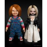 CHUCKY TV SERIES RÉPLICA DOLL 1/1. Neca lanza la réplica oficial a escala 1:1 del muñeco Chucky, basada en su aparición en la serie de TV "Chucky". Esta figura articulada ha sido creada en colaboración con Alterian Inc. y con el creador del personaje, Tony Gardner, replicando exactamente los moldes y accesorios usados en pantalla. Cuenta con ojos móviles, armadura interna que permite una gran variedad de poses, ropa a medida y cabello realista. Mide aproximadamente 60 cm de alto y se presenta en una caja con ventana réplica de Good Guys.