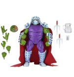 RAPHAEL AS SHREDDER TEENAGE MUTANT NINJA TURTLES MIRAGE COMICS. Neca lanza la figura de Raphael, representando el rol de Shredder, basada en su aparición en los comics originales de Mirage Studios creados por Eastman y Laird “Teenage Mutant Ninja Turtles” (“Las Tortugas Ninja” en España). Esta figura de articulada a escala de 18 cm de altura presenta un esculpido totalmente nuevo e incluye 2x cabezas intercambiables (dañada y con parche), 1x capa de tela, 1x casco extraíble, 5x manos adicionales, 2x sais, 1x jarra y 1x vaso. Se presenta en embalaje para coleccionistas con ilustraciones de Kevin Eastman con ventana y solapa frontal.