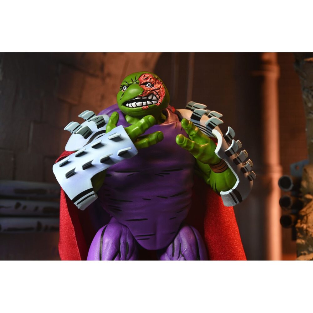 Raphael as shredder teenage mutant ninja turtles mirage comics. Neca lanza la figura de raphael, representando el rol de shredder, basada en su aparición en los comics originales de mirage studios creados por eastman y laird “teenage mutant ninja turtles” (“las tortugas ninja” en españa). Esta figura de articulada a escala de 18 cm de altura presenta un esculpido totalmente nuevo e incluye 2x cabezas intercambiables (dañada y con parche), 1x capa de tela, 1x casco extraíble, 5x manos adicionales, 2x sais, 1x jarra y 1x vaso. Se presenta en embalaje para coleccionistas con ilustraciones de kevin eastman con ventana y solapa frontal.