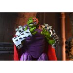RAPHAEL AS SHREDDER TEENAGE MUTANT NINJA TURTLES MIRAGE COMICS. Neca lanza la figura de Raphael, representando el rol de Shredder, basada en su aparición en los comics originales de Mirage Studios creados por Eastman y Laird “Teenage Mutant Ninja Turtles” (“Las Tortugas Ninja” en España). Esta figura de articulada a escala de 18 cm de altura presenta un esculpido totalmente nuevo e incluye 2x cabezas intercambiables (dañada y con parche), 1x capa de tela, 1x casco extraíble, 5x manos adicionales, 2x sais, 1x jarra y 1x vaso. Se presenta en embalaje para coleccionistas con ilustraciones de Kevin Eastman con ventana y solapa frontal.