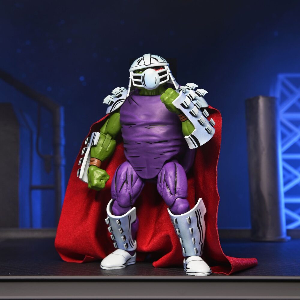 RAPHAEL AS SHREDDER TEENAGE MUTANT NINJA TURTLES MIRAGE COMICS. Neca lanza la figura de Raphael, representando el rol de Shredder, basada en su aparición en los comics originales de Mirage Studios creados por Eastman y Laird “Teenage Mutant Ninja Turtles” (“Las Tortugas Ninja” en España). Esta figura de articulada a escala de 18 cm de altura presenta un esculpido totalmente nuevo e incluye 2x cabezas intercambiables (dañada y con parche), 1x capa de tela, 1x casco extraíble, 5x manos adicionales, 2x sais, 1x jarra y 1x vaso. Se presenta en embalaje para coleccionistas con ilustraciones de Kevin Eastman con ventana y solapa frontal.