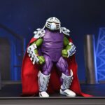 RAPHAEL AS SHREDDER TEENAGE MUTANT NINJA TURTLES MIRAGE COMICS. Neca lanza la figura de Raphael, representando el rol de Shredder, basada en su aparición en los comics originales de Mirage Studios creados por Eastman y Laird “Teenage Mutant Ninja Turtles” (“Las Tortugas Ninja” en España). Esta figura de articulada a escala de 18 cm de altura presenta un esculpido totalmente nuevo e incluye 2x cabezas intercambiables (dañada y con parche), 1x capa de tela, 1x casco extraíble, 5x manos adicionales, 2x sais, 1x jarra y 1x vaso. Se presenta en embalaje para coleccionistas con ilustraciones de Kevin Eastman con ventana y solapa frontal.
