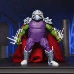 RAPHAEL AS SHREDDER TEENAGE MUTANT NINJA TURTLES MIRAGE COMICS. Neca lanza la figura de Raphael, representando el rol de Shredder, basada en su aparición en los comics originales de Mirage Studios creados por Eastman y Laird “Teenage Mutant Ninja Turtles” (“Las Tortugas Ninja” en España). Esta figura de articulada a escala de 18 cm de altura presenta un esculpido totalmente nuevo e incluye 2x cabezas intercambiables (dañada y con parche), 1x capa de tela, 1x casco extraíble, 5x manos adicionales, 2x sais, 1x jarra y 1x vaso. Se presenta en embalaje para coleccionistas con ilustraciones de Kevin Eastman con ventana y solapa frontal.