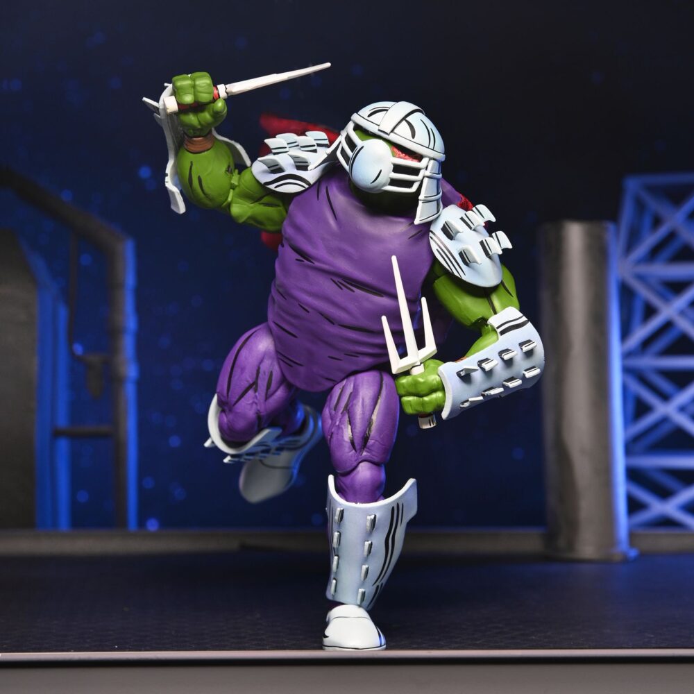 Raphael as shredder teenage mutant ninja turtles mirage comics. Neca lanza la figura de raphael, representando el rol de shredder, basada en su aparición en los comics originales de mirage studios creados por eastman y laird “teenage mutant ninja turtles” (“las tortugas ninja” en españa). Esta figura de articulada a escala de 18 cm de altura presenta un esculpido totalmente nuevo e incluye 2x cabezas intercambiables (dañada y con parche), 1x capa de tela, 1x casco extraíble, 5x manos adicionales, 2x sais, 1x jarra y 1x vaso. Se presenta en embalaje para coleccionistas con ilustraciones de kevin eastman con ventana y solapa frontal.