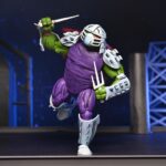 RAPHAEL AS SHREDDER TEENAGE MUTANT NINJA TURTLES MIRAGE COMICS. Neca lanza la figura de Raphael, representando el rol de Shredder, basada en su aparición en los comics originales de Mirage Studios creados por Eastman y Laird “Teenage Mutant Ninja Turtles” (“Las Tortugas Ninja” en España). Esta figura de articulada a escala de 18 cm de altura presenta un esculpido totalmente nuevo e incluye 2x cabezas intercambiables (dañada y con parche), 1x capa de tela, 1x casco extraíble, 5x manos adicionales, 2x sais, 1x jarra y 1x vaso. Se presenta en embalaje para coleccionistas con ilustraciones de Kevin Eastman con ventana y solapa frontal.