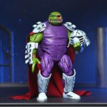 RAPHAEL AS SHREDDER TEENAGE MUTANT NINJA TURTLES MIRAGE COMICS. Neca lanza la figura de Raphael, representando el rol de Shredder, basada en su aparición en los comics originales de Mirage Studios creados por Eastman y Laird “Teenage Mutant Ninja Turtles” (“Las Tortugas Ninja” en España). Esta figura de articulada a escala de 18 cm de altura presenta un esculpido totalmente nuevo e incluye 2x cabezas intercambiables (dañada y con parche), 1x capa de tela, 1x casco extraíble, 5x manos adicionales, 2x sais, 1x jarra y 1x vaso. Se presenta en embalaje para coleccionistas con ilustraciones de Kevin Eastman con ventana y solapa frontal.