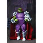 RAPHAEL AS SHREDDER TEENAGE MUTANT NINJA TURTLES MIRAGE COMICS. Neca lanza la figura de Raphael, representando el rol de Shredder, basada en su aparición en los comics originales de Mirage Studios creados por Eastman y Laird “Teenage Mutant Ninja Turtles” (“Las Tortugas Ninja” en España). Esta figura de articulada a escala de 18 cm de altura presenta un esculpido totalmente nuevo e incluye 2x cabezas intercambiables (dañada y con parche), 1x capa de tela, 1x casco extraíble, 5x manos adicionales, 2x sais, 1x jarra y 1x vaso. Se presenta en embalaje para coleccionistas con ilustraciones de Kevin Eastman con ventana y solapa frontal.