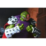RAPHAEL AS SHREDDER TEENAGE MUTANT NINJA TURTLES MIRAGE COMICS. Neca lanza la figura de Raphael, representando el rol de Shredder, basada en su aparición en los comics originales de Mirage Studios creados por Eastman y Laird “Teenage Mutant Ninja Turtles” (“Las Tortugas Ninja” en España). Esta figura de articulada a escala de 18 cm de altura presenta un esculpido totalmente nuevo e incluye 2x cabezas intercambiables (dañada y con parche), 1x capa de tela, 1x casco extraíble, 5x manos adicionales, 2x sais, 1x jarra y 1x vaso. Se presenta en embalaje para coleccionistas con ilustraciones de Kevin Eastman con ventana y solapa frontal.
