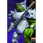 CYBORG DONATELLO TEENAGE MUTANT NINJA TURTLES MIRAGE COMICS. Neca suma a su catálogo la figura de Cyborg Donatello, basada en la saga "Urban Legends" de los cómics de "Teenage Mutant Ninja Turtles" (“Las Tortugas Ninja” en España) de Mirage Studios por Eastman y Laird. Esta figura de articulada a escala de 18 cm de altura incorpora un esculpido totalmente nuevo e incluye 2x cabezas intercambiables, 1x sombrero de fiesta, 1x mano-cuchillo robótica, 4x manos adicionales y 1x bastón robótico. Se presenta en embalaje para coleccionistas con ilustraciones de Kevin Eastman con ventana y solapa frontal.