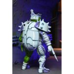 CYBORG DONATELLO TEENAGE MUTANT NINJA TURTLES MIRAGE COMICS. Neca suma a su catálogo la figura de Cyborg Donatello, basada en la saga "Urban Legends" de los cómics de "Teenage Mutant Ninja Turtles" (“Las Tortugas Ninja” en España) de Mirage Studios por Eastman y Laird. Esta figura de articulada a escala de 18 cm de altura incorpora un esculpido totalmente nuevo e incluye 2x cabezas intercambiables, 1x sombrero de fiesta, 1x mano-cuchillo robótica, 4x manos adicionales y 1x bastón robótico. Se presenta en embalaje para coleccionistas con ilustraciones de Kevin Eastman con ventana y solapa frontal.
