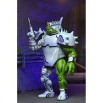 CYBORG DONATELLO TEENAGE MUTANT NINJA TURTLES MIRAGE COMICS. Neca suma a su catálogo la figura de Cyborg Donatello, basada en la saga "Urban Legends" de los cómics de "Teenage Mutant Ninja Turtles" (“Las Tortugas Ninja” en España) de Mirage Studios por Eastman y Laird. Esta figura de articulada a escala de 18 cm de altura incorpora un esculpido totalmente nuevo e incluye 2x cabezas intercambiables, 1x sombrero de fiesta, 1x mano-cuchillo robótica, 4x manos adicionales y 1x bastón robótico. Se presenta en embalaje para coleccionistas con ilustraciones de Kevin Eastman con ventana y solapa frontal.