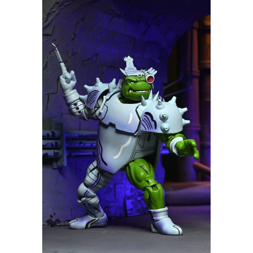 CYBORG DONATELLO TEENAGE MUTANT NINJA TURTLES MIRAGE COMICS. Neca suma a su catálogo la figura de Cyborg Donatello, basada en la saga "Urban Legends" de los cómics de "Teenage Mutant Ninja Turtles" (“Las Tortugas Ninja” en España) de Mirage Studios por Eastman y Laird. Esta figura de articulada a escala de 18 cm de altura incorpora un esculpido totalmente nuevo e incluye 2x cabezas intercambiables, 1x sombrero de fiesta, 1x mano-cuchillo robótica, 4x manos adicionales y 1x bastón robótico. Se presenta en embalaje para coleccionistas con ilustraciones de Kevin Eastman con ventana y solapa frontal.