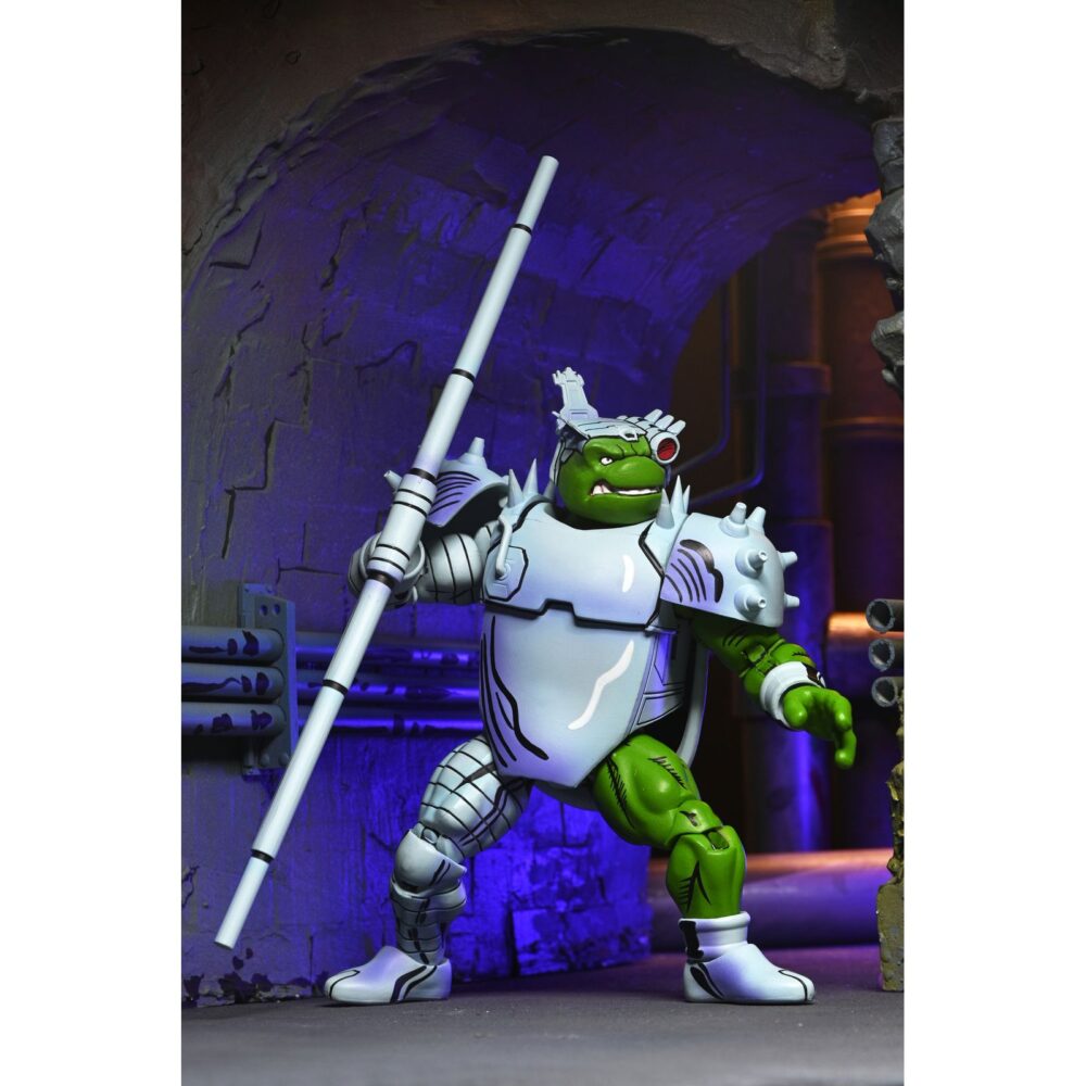 Cyborg donatello teenage mutant ninja turtles mirage comics. Neca suma a su catálogo la figura de cyborg donatello, basada en la saga "urban legends" de los cómics de "teenage mutant ninja turtles" (“las tortugas ninja” en españa) de mirage studios por eastman y laird. Esta figura de articulada a escala de 18 cm de altura incorpora un esculpido totalmente nuevo e incluye 2x cabezas intercambiables, 1x sombrero de fiesta, 1x mano-cuchillo robótica, 4x manos adicionales y 1x bastón robótico. Se presenta en embalaje para coleccionistas con ilustraciones de kevin eastman con ventana y solapa frontal.
