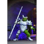 CYBORG DONATELLO TEENAGE MUTANT NINJA TURTLES MIRAGE COMICS. Neca suma a su catálogo la figura de Cyborg Donatello, basada en la saga "Urban Legends" de los cómics de "Teenage Mutant Ninja Turtles" (“Las Tortugas Ninja” en España) de Mirage Studios por Eastman y Laird. Esta figura de articulada a escala de 18 cm de altura incorpora un esculpido totalmente nuevo e incluye 2x cabezas intercambiables, 1x sombrero de fiesta, 1x mano-cuchillo robótica, 4x manos adicionales y 1x bastón robótico. Se presenta en embalaje para coleccionistas con ilustraciones de Kevin Eastman con ventana y solapa frontal.