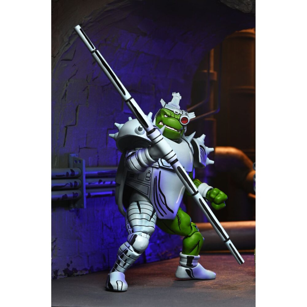 Cyborg donatello teenage mutant ninja turtles mirage comics. Neca suma a su catálogo la figura de cyborg donatello, basada en la saga "urban legends" de los cómics de "teenage mutant ninja turtles" (“las tortugas ninja” en españa) de mirage studios por eastman y laird. Esta figura de articulada a escala de 18 cm de altura incorpora un esculpido totalmente nuevo e incluye 2x cabezas intercambiables, 1x sombrero de fiesta, 1x mano-cuchillo robótica, 4x manos adicionales y 1x bastón robótico. Se presenta en embalaje para coleccionistas con ilustraciones de kevin eastman con ventana y solapa frontal.