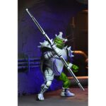 CYBORG DONATELLO TEENAGE MUTANT NINJA TURTLES MIRAGE COMICS. Neca suma a su catálogo la figura de Cyborg Donatello, basada en la saga "Urban Legends" de los cómics de "Teenage Mutant Ninja Turtles" (“Las Tortugas Ninja” en España) de Mirage Studios por Eastman y Laird. Esta figura de articulada a escala de 18 cm de altura incorpora un esculpido totalmente nuevo e incluye 2x cabezas intercambiables, 1x sombrero de fiesta, 1x mano-cuchillo robótica, 4x manos adicionales y 1x bastón robótico. Se presenta en embalaje para coleccionistas con ilustraciones de Kevin Eastman con ventana y solapa frontal.