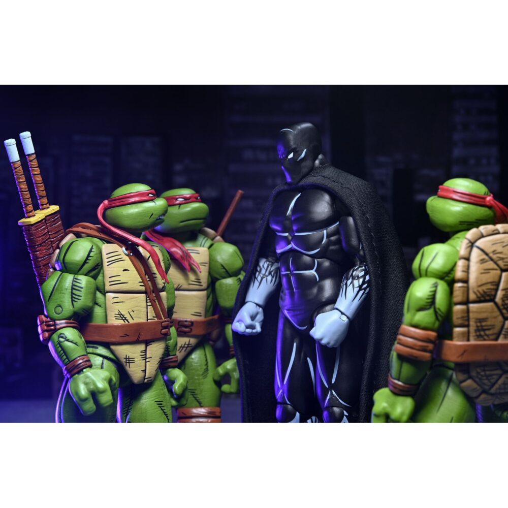 Nobody teenage mutant ninja turtles mirage comics. Neca presenta esta figura articulada de nobody, la identidad secreta del oficial longer, basada en su aparición en los comics originales de mirage studios creados por eastman y laird “teenage mutant ninja turtles” (“las tortugas ninja” en españa). Contiene los siguientes accesorios desmontables: 1x capa de tela, 1x gancho de agarre con cuerda real, 1x blaster y 5x manos intercambiables. Se presenta en una caja con ilustraciones de kevin eastman con ventana y solapa frontal.