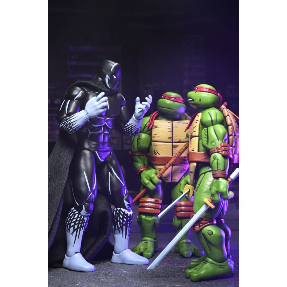 Nobody teenage mutant ninja turtles mirage comics. Neca presenta esta figura articulada de nobody, la identidad secreta del oficial longer, basada en su aparición en los comics originales de mirage studios creados por eastman y laird “teenage mutant ninja turtles” (“las tortugas ninja” en españa). Contiene los siguientes accesorios desmontables: 1x capa de tela, 1x gancho de agarre con cuerda real, 1x blaster y 5x manos intercambiables. Se presenta en una caja con ilustraciones de kevin eastman con ventana y solapa frontal.