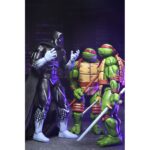 NOBODY TEENAGE MUTANT NINJA TURTLES MIRAGE COMICS. Neca presenta esta figura articulada de Nobody, la identidad secreta del oficial Longer, basada en su aparición en los comics originales de Mirage Studios creados por Eastman y Laird “Teenage Mutant Ninja Turtles” (“Las Tortugas Ninja” en España). Contiene los siguientes accesorios desmontables: 1x capa de tela, 1x gancho de agarre con cuerda real, 1x blaster y 5x manos intercambiables. Se presenta en una caja con ilustraciones de Kevin Eastman con ventana y solapa frontal.