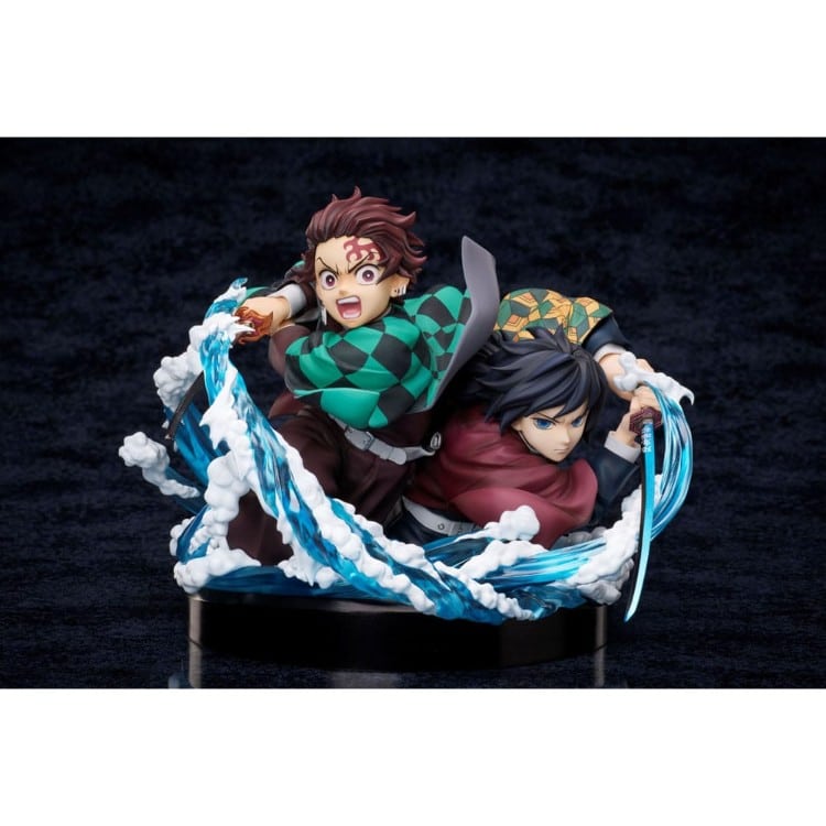 Tanjiro & giyuu demon slayer: kimetsu no yaiba. Aniplex presenta esta figura estilo viñeta que representa a tanjiro kamado y giyu tomioka, personajes principales del anime "demon slayer: kimetsu no yaiba"("guardianes de la noche" en españa). Inspirada en una escena icónica de la serie, la figura muestra al protagonista y al pilar del agua con un diseño dinámico sobre una base negra circular incluida. Está fabricada en abs y pvc y mide aproximadamente 13 cm de alto.
