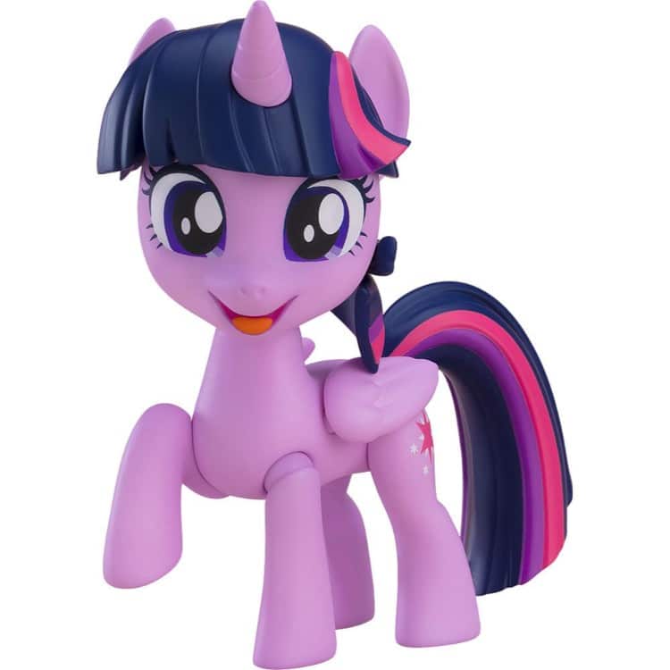 Twilight sparkle my little pony nendoroid. Good smile presenta dentro de su línea nendoroid la figura articulada de twilight sparkle, inspirado en la serie "my little pony" ("mi pequeño poni" en españa). Fabricada en plástico pintado, mide aproximadamente 10 cm de altura e incluye base con soporte transparente para su exposición. Viene con 3x placas faciales (sonriente, guiñando un ojo y con expresión desquiciada), 1x par de alas, 1x libro y otros accesorios para recrear diferentes poses.