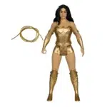 WONDER WOMAN (GOLD EDITION) SUPER POWERS. Como emisaria de Themyscira en el Mundo de los Hombres, Diana se ha impuesto el deber de predicar con el ejemplo, aunque las diferencias entre su lugar de nacimiento y su nuevo hogar a veces le planteen obstáculos que superar. Ha llegado a representar la posibilidad y el potencial de una vida sin guerra, odio ni violencia, y es un faro de esperanza para todos aquellos que se encuentran en necesidad. Se erige como una igual entre los superhéroes más poderosos, con el propósito de proteger al mundo de la injusticia en todas sus formas.