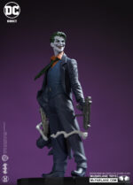 THE JOKER PURPLE CRAZE: THE JOKER BY GABRIELE DELL'OTTO LIMITED EDITION. ¡Dando vida a los cómics! La estatua «El Joker, Año del Villano» está inspirada en la portada exclusiva del artista Gabrielle Dell’Otto.