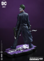 THE JOKER PURPLE CRAZE: THE JOKER BY GABRIELE DELL'OTTO LIMITED EDITION. ¡Dando vida a los cómics! La estatua «El Joker, Año del Villano» está inspirada en la portada exclusiva del artista Gabrielle Dell’Otto.