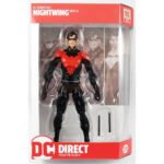 NIGHTWING DC ESSENTIALS. Figura articulada de la línea `DC Comics Essentials´, tamaño aprox. 18 cm. Basada en el traje actualizado de Nightwing de los cómics New 52, esta nueva decoración pintada presenta su icónico traje en negro y rojo. Un producto excelente dentro de la categoría de figuras de acción. La alta calidad que esperas de DC Collectibles. Mide aproximadamente 17,7 cm de alto. El regalo perfecto para los entusiastas de DC Comics mayores de 3 años.