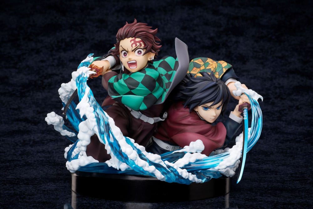 Tanjiro & giyuu demon slayer: kimetsu no yaiba. Aniplex presenta esta figura estilo viñeta que representa a tanjiro kamado y giyu tomioka, personajes principales del anime "demon slayer: kimetsu no yaiba"("guardianes de la noche" en españa). Inspirada en una escena icónica de la serie, la figura muestra al protagonista y al pilar del agua con un diseño dinámico sobre una base negra circular incluida. Está fabricada en abs y pvc y mide aproximadamente 13 cm de alto.