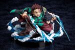 TANJIRO & GIYUU DEMON SLAYER: KIMETSU NO YAIBA. Aniplex presenta esta figura estilo viñeta que representa a Tanjiro Kamado y Giyu Tomioka, personajes principales del anime "Demon Slayer: Kimetsu no Yaiba"("Guardianes de la noche" en España). Inspirada en una escena icónica de la serie, la figura muestra al protagonista y al Pilar del Agua con un diseño dinámico sobre una base negra circular incluida. Está fabricada en ABS y PVC y mide aproximadamente 13 cm de alto.