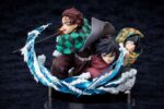 TANJIRO & GIYUU DEMON SLAYER: KIMETSU NO YAIBA. Aniplex presenta esta figura estilo viñeta que representa a Tanjiro Kamado y Giyu Tomioka, personajes principales del anime "Demon Slayer: Kimetsu no Yaiba"("Guardianes de la noche" en España). Inspirada en una escena icónica de la serie, la figura muestra al protagonista y al Pilar del Agua con un diseño dinámico sobre una base negra circular incluida. Está fabricada en ABS y PVC y mide aproximadamente 13 cm de alto.