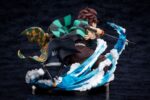 TANJIRO & GIYUU DEMON SLAYER: KIMETSU NO YAIBA. Aniplex presenta esta figura estilo viñeta que representa a Tanjiro Kamado y Giyu Tomioka, personajes principales del anime "Demon Slayer: Kimetsu no Yaiba"("Guardianes de la noche" en España). Inspirada en una escena icónica de la serie, la figura muestra al protagonista y al Pilar del Agua con un diseño dinámico sobre una base negra circular incluida. Está fabricada en ABS y PVC y mide aproximadamente 13 cm de alto.