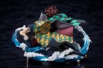 TANJIRO & GIYUU DEMON SLAYER: KIMETSU NO YAIBA. Aniplex presenta esta figura estilo viñeta que representa a Tanjiro Kamado y Giyu Tomioka, personajes principales del anime "Demon Slayer: Kimetsu no Yaiba"("Guardianes de la noche" en España). Inspirada en una escena icónica de la serie, la figura muestra al protagonista y al Pilar del Agua con un diseño dinámico sobre una base negra circular incluida. Está fabricada en ABS y PVC y mide aproximadamente 13 cm de alto.