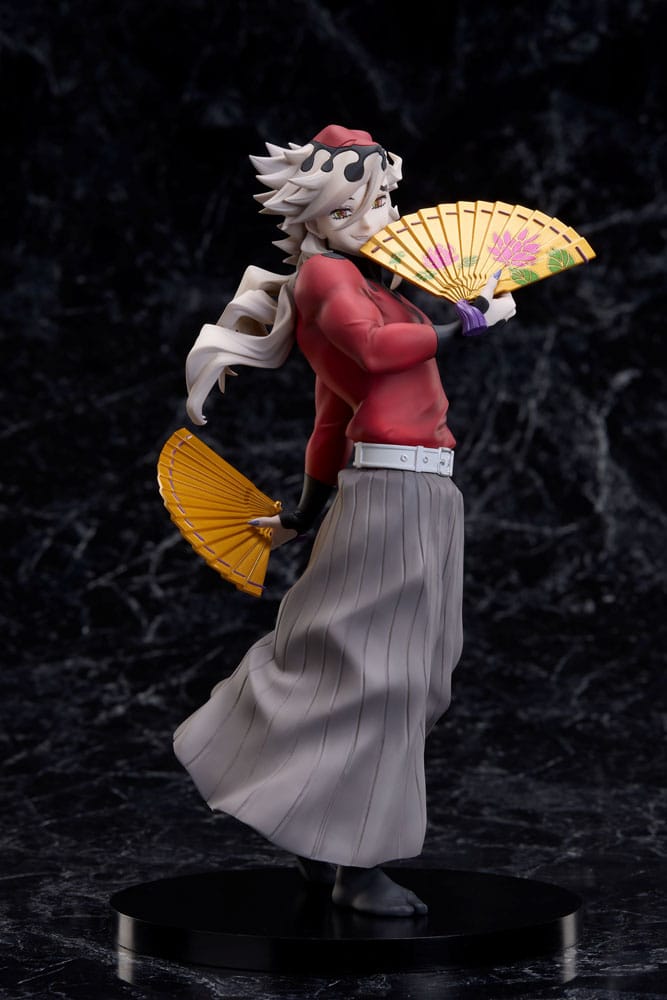 Douma demon slayer: kimetsu no yaiba. Aniplex suma a su catálogo esta figura de douma, la luna superior dos de las doce lunas demoníacas en el anime "demon slayer: kimetsu no yaiba" ("guardianes de la noche" en españa). La figura muestra al personaje con una expresión sonriente y sosteniendo 2 abanicos, representado con gran fidelidad. Está fabricada en abs y pvc, pintada y con una base negra de forma circular para dar estabilidad. Mide aproximadamente 20,7 cm de alto.