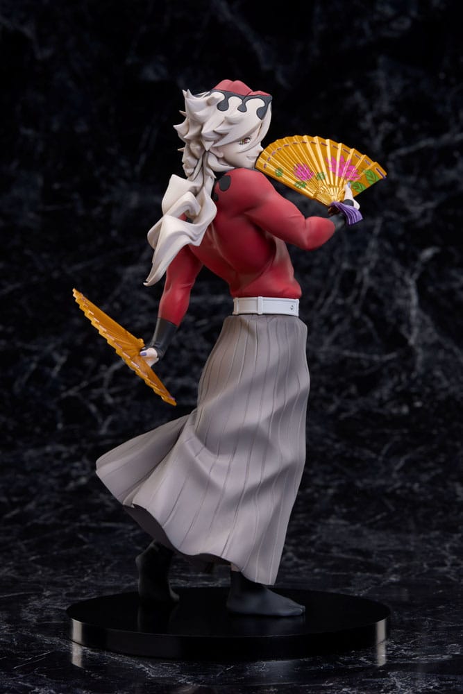 Douma demon slayer: kimetsu no yaiba. Aniplex suma a su catálogo esta figura de douma, la luna superior dos de las doce lunas demoníacas en el anime "demon slayer: kimetsu no yaiba" ("guardianes de la noche" en españa). La figura muestra al personaje con una expresión sonriente y sosteniendo 2 abanicos, representado con gran fidelidad. Está fabricada en abs y pvc, pintada y con una base negra de forma circular para dar estabilidad. Mide aproximadamente 20,7 cm de alto.