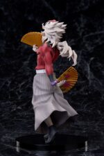 DOUMA DEMON SLAYER: KIMETSU NO YAIBA. Aniplex suma a su catálogo esta figura de Douma, la Luna Superior dos de las Doce Lunas Demoníacas en el anime "Demon Slayer: Kimetsu no Yaiba" ("Guardianes de la noche" en España). La figura muestra al personaje con una expresión sonriente y sosteniendo 2 abanicos, representado con gran fidelidad. Está fabricada en ABS y PVC, pintada y con una base negra de forma circular para dar estabilidad. Mide aproximadamente 20,7 cm de alto.