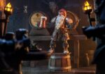 BURRIS BIRGERSTORI MYTHIC LEGIONS HORROR OF EINSAMALL. Viajó al extremo norte hace muchos años para extraer minerales de cuevas árticas que, según se rumoreaba, contenían reservas inexplotadas de piedras preciosas. Sin encontrar nada en su búsqueda, el gnomo de la madriguera finalmente llegó al remoto asentamiento de Einsamall. Poco a poco, integrándose en todos los aspectos de los negocios del pueblo, se convirtió en el propietario de la única posada de Einsamall y, finalmente, fue nombrado alcalde. Burris es el verdadero corazón de su comunidad. Fue él quien contactó con el Castillo de los Cuatro Lados pidiendo ayuda cuando Einsamall fue víctima de una amenaza invisible, y saluda a los héroes que responden a su llamada al llegar a la Posada y Taberna de Einsamall.