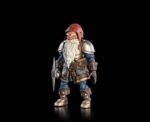 BURRIS BIRGERSTORI MYTHIC LEGIONS HORROR OF EINSAMALL. Viajó al extremo norte hace muchos años para extraer minerales de cuevas árticas que, según se rumoreaba, contenían reservas inexplotadas de piedras preciosas. Sin encontrar nada en su búsqueda, el gnomo de la madriguera finalmente llegó al remoto asentamiento de Einsamall. Poco a poco, integrándose en todos los aspectos de los negocios del pueblo, se convirtió en el propietario de la única posada de Einsamall y, finalmente, fue nombrado alcalde. Burris es el verdadero corazón de su comunidad. Fue él quien contactó con el Castillo de los Cuatro Lados pidiendo ayuda cuando Einsamall fue víctima de una amenaza invisible, y saluda a los héroes que responden a su llamada al llegar a la Posada y Taberna de Einsamall.