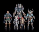 BURRIS BIRGERSTORI MYTHIC LEGIONS HORROR OF EINSAMALL. Viajó al extremo norte hace muchos años para extraer minerales de cuevas árticas que, según se rumoreaba, contenían reservas inexplotadas de piedras preciosas. Sin encontrar nada en su búsqueda, el gnomo de la madriguera finalmente llegó al remoto asentamiento de Einsamall. Poco a poco, integrándose en todos los aspectos de los negocios del pueblo, se convirtió en el propietario de la única posada de Einsamall y, finalmente, fue nombrado alcalde. Burris es el verdadero corazón de su comunidad. Fue él quien contactó con el Castillo de los Cuatro Lados pidiendo ayuda cuando Einsamall fue víctima de una amenaza invisible, y saluda a los héroes que responden a su llamada al llegar a la Posada y Taberna de Einsamall.