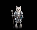 BYLUR FROSTFURR MYTHIC LEGIONS HORROR OF EINSAMALL. Aunque el diminuto Bylur Frostfurr es bien conocido por los habitantes de Einsmall como el mejor rastreador del Norte, la raza Vulpyne nunca ha sido vista en Mythoss fuera de ese asentamiento del Lejano Norte. Veloz y con sentidos asombrosos, Bylur demuestra de inmediato su valía en la búsqueda de lo que sea que esté atacando a Einsamall. Guiando al grupo a la guarida oculta del Orco de la Tundra, principal sospechoso de los brutales asesinatos, los héroes descubren un secreto monstruoso y se dan cuenta de que su problema podría ser mucho mayor de lo que imaginaban.