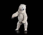 ISBJORN POLAR BEAR MOUNT MYTHIC LEGIONS HORROR OF EINSAMALL. Es el gigantesco oso polar compañero del orco de la tundra, J'akull Huesos de Hierro. Una bestia monstruosa de apetito voraz, J'akull ha mantenido a Isbjorn alejado del asentamiento de Einsamall durante mucho tiempo. Esta es una decisión inteligente, ya que el orco sabe que el escaso control que tiene sobre el gran oso se desvanecería si la bestia se enfrenta a tantas presas potenciales. A medida que más y más residentes de esta remota aldea del norte son encontrados destrozados, el feroz Isbjorn es identificado como el probable responsable de estas matanzas. Es una conclusión lógica, pero algo aún más peligroso que el oso acecha la solitaria extensión de las Tierras del Norte, e incluso el poderoso Isbjorn tendrá dificultades para sobrevivir a la amenaza del Horror de Einsamall.
