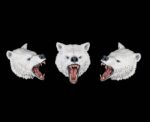 ISBJORN POLAR BEAR MOUNT MYTHIC LEGIONS HORROR OF EINSAMALL. Es el gigantesco oso polar compañero del orco de la tundra, J'akull Huesos de Hierro. Una bestia monstruosa de apetito voraz, J'akull ha mantenido a Isbjorn alejado del asentamiento de Einsamall durante mucho tiempo. Esta es una decisión inteligente, ya que el orco sabe que el escaso control que tiene sobre el gran oso se desvanecería si la bestia se enfrenta a tantas presas potenciales. A medida que más y más residentes de esta remota aldea del norte son encontrados destrozados, el feroz Isbjorn es identificado como el probable responsable de estas matanzas. Es una conclusión lógica, pero algo aún más peligroso que el oso acecha la solitaria extensión de las Tierras del Norte, e incluso el poderoso Isbjorn tendrá dificultades para sobrevivir a la amenaza del Horror de Einsamall.