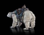 ISBJORN POLAR BEAR MOUNT MYTHIC LEGIONS HORROR OF EINSAMALL. Es el gigantesco oso polar compañero del orco de la tundra, J'akull Huesos de Hierro. Una bestia monstruosa de apetito voraz, J'akull ha mantenido a Isbjorn alejado del asentamiento de Einsamall durante mucho tiempo. Esta es una decisión inteligente, ya que el orco sabe que el escaso control que tiene sobre el gran oso se desvanecería si la bestia se enfrenta a tantas presas potenciales. A medida que más y más residentes de esta remota aldea del norte son encontrados destrozados, el feroz Isbjorn es identificado como el probable responsable de estas matanzas. Es una conclusión lógica, pero algo aún más peligroso que el oso acecha la solitaria extensión de las Tierras del Norte, e incluso el poderoso Isbjorn tendrá dificultades para sobrevivir a la amenaza del Horror de Einsamall.