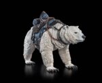 ISBJORN POLAR BEAR MOUNT MYTHIC LEGIONS HORROR OF EINSAMALL. Es el gigantesco oso polar compañero del orco de la tundra, J'akull Huesos de Hierro. Una bestia monstruosa de apetito voraz, J'akull ha mantenido a Isbjorn alejado del asentamiento de Einsamall durante mucho tiempo. Esta es una decisión inteligente, ya que el orco sabe que el escaso control que tiene sobre el gran oso se desvanecería si la bestia se enfrenta a tantas presas potenciales. A medida que más y más residentes de esta remota aldea del norte son encontrados destrozados, el feroz Isbjorn es identificado como el probable responsable de estas matanzas. Es una conclusión lógica, pero algo aún más peligroso que el oso acecha la solitaria extensión de las Tierras del Norte, e incluso el poderoso Isbjorn tendrá dificultades para sobrevivir a la amenaza del Horror de Einsamall.