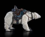 ISBJORN POLAR BEAR MOUNT MYTHIC LEGIONS HORROR OF EINSAMALL. Es el gigantesco oso polar compañero del orco de la tundra, J'akull Huesos de Hierro. Una bestia monstruosa de apetito voraz, J'akull ha mantenido a Isbjorn alejado del asentamiento de Einsamall durante mucho tiempo. Esta es una decisión inteligente, ya que el orco sabe que el escaso control que tiene sobre el gran oso se desvanecería si la bestia se enfrenta a tantas presas potenciales. A medida que más y más residentes de esta remota aldea del norte son encontrados destrozados, el feroz Isbjorn es identificado como el probable responsable de estas matanzas. Es una conclusión lógica, pero algo aún más peligroso que el oso acecha la solitaria extensión de las Tierras del Norte, e incluso el poderoso Isbjorn tendrá dificultades para sobrevivir a la amenaza del Horror de Einsamall.