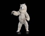 ISBJORN POLAR BEAR MOUNT MYTHIC LEGIONS HORROR OF EINSAMALL. Es el gigantesco oso polar compañero del orco de la tundra, J'akull Huesos de Hierro. Una bestia monstruosa de apetito voraz, J'akull ha mantenido a Isbjorn alejado del asentamiento de Einsamall durante mucho tiempo. Esta es una decisión inteligente, ya que el orco sabe que el escaso control que tiene sobre el gran oso se desvanecería si la bestia se enfrenta a tantas presas potenciales. A medida que más y más residentes de esta remota aldea del norte son encontrados destrozados, el feroz Isbjorn es identificado como el probable responsable de estas matanzas. Es una conclusión lógica, pero algo aún más peligroso que el oso acecha la solitaria extensión de las Tierras del Norte, e incluso el poderoso Isbjorn tendrá dificultades para sobrevivir a la amenaza del Horror de Einsamall.
